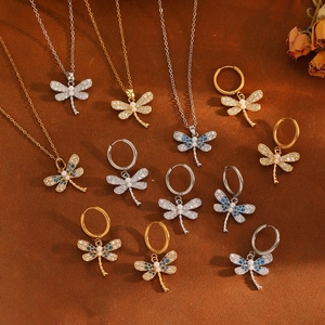 Libellen-Schmuckset mit Perlen- und Zirkon-Halsketten und Ohrringen in Gold und Silber