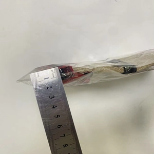 Détail d'un cache-bouteille en lin beige mesurant environ 5,5 cm de largeur