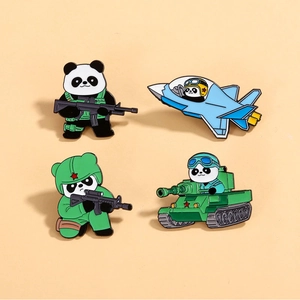 Détail de quatre épinglettes panda militaire avec chars et avions de chasse sur fond beige