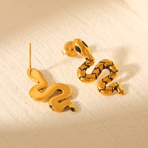 Schicke 18k vergoldete Schlangen-Ohrstecker aus Edelstahl mit schwarzen Akzenten und Textur