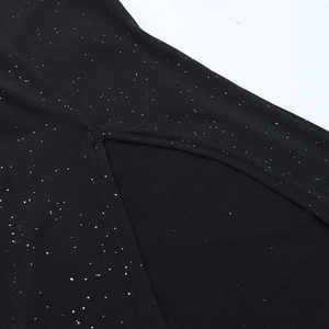 Gros plan détaillé du tissu en maille noire avec des paillettes argentées et coutures