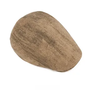 Vue détaillée d'un béret vintage marron avec texture usée pour l'automne