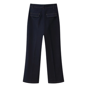 Détail du jean droit bleu foncé avec coutures contrastées et poches cargo