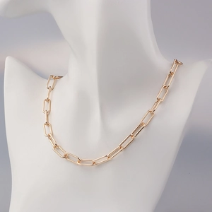 Detalle de un collar de cadena de clip bañado en oro de 18 quilates en un busto de joyas