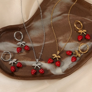 Parure bijoux fraise avec colliers à pendentif rouge et boucles d'oreilles or et argent