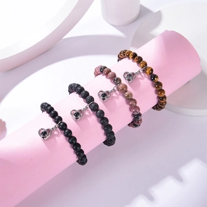 Vue détaillée de bracelets en perles de 8mm avec pendentif de projection photo en cœur