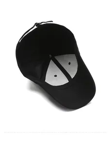 Détails de l'intérieur d'une casquette de baseball noire en coton avec boucle réglable