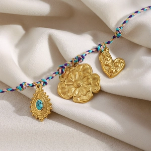 Bracciale bohémien in corda intrecciata colorata con fiori in oro 18K e turchese