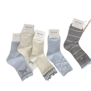Calze da donna stile giapponese con fiocchi e volant in colori blu e bianco crema