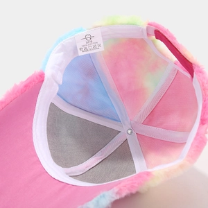 Dettaglio dell'interno del berretto di peluche tie-dye con fodera in tessuto e etichette