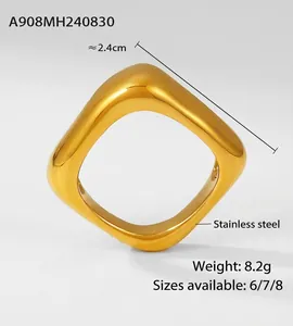 Vue détaillée de la bague carrée dorée en acier inoxydable avec dimensions et poids 8.2g