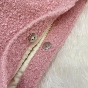 Detail of pink bouclé tote bag with high-quality silver magnetic closure and soft lining