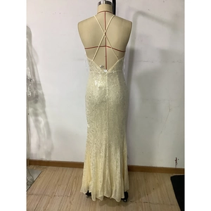 Détail d'une robe de soirée à paillettes montrant le dos nu et les bretelles croisées