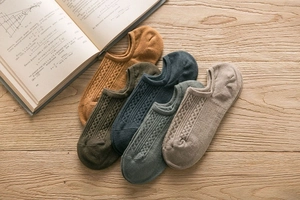 Detaillierte Textur von fünf farbigen Baumwollsocken auf einem natürlichen Holzgrund