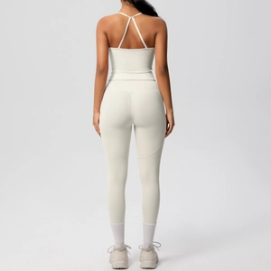 Détail de la brassière de sport à dos croisé et leggings taille haute en beige crème