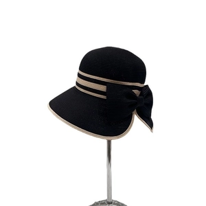 Chapeau de soleil élégant en paille noire avec grand nœud et bordure blanche de plage