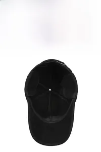 Detailsicht der Winter-Baseballkappe mit Ohrenschutz und warmem Innenfutter