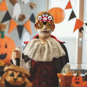 Nahaufnahme der Happy Halloween Brille mit Geist und Spinnennetz-Muster getragen von einem Kind