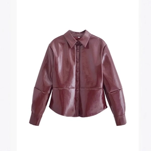 Damen Set aus burgunderrotem PU-Leder mit langärmeliger Hemdjacke und Minirock