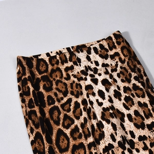 Détail du pantalon léopard à taille haute montrant la ceinture élastique et les coutures