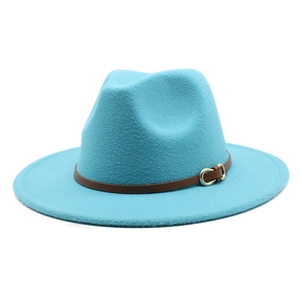Detail van een lichtblauwe fedora hoed met een bruine leren band en gouden metalen gesp