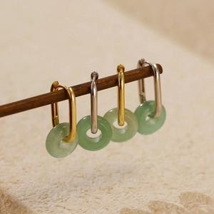 Détail de boucles d'oreilles en argent S925 style chinois avec pendentifs en jade
