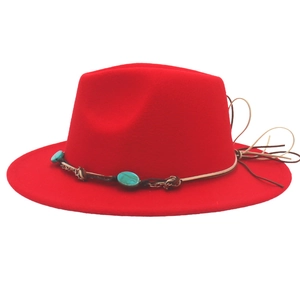 Détail d'un chapeau fedora rouge en feutre avec perles turquoise et ruban tissé boho