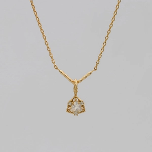 Dettaglio macro della collana in argento placcato oro 14K con gemma a triangolo e diamanti
