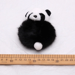 Élastique cheveux panda en peluche 10cm avec règle pour taille sur fond blanc épuré