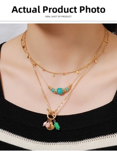 Collana a tre strati in ottone placcato oro 18K con perline turchesi e ciondoli