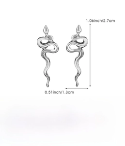 Detailed size chart of vintage snake earrings showing dimensions 2.7x1.3cm on white backdrop
