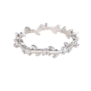 Minimalistische zilveren ring met wijnrankbladeren en sprankelende ronde zirkonia's