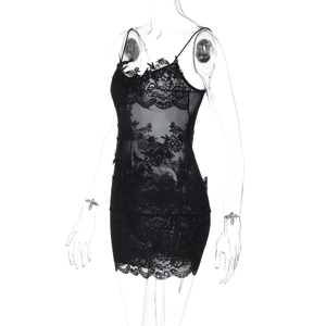 Détail de la dentelle noire et du mesh transparent sur cette robe moulante sexy