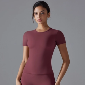 Detail von atmungsaktivem Yoga-Top in dunklem Mauve aus hochelastischem Stoff