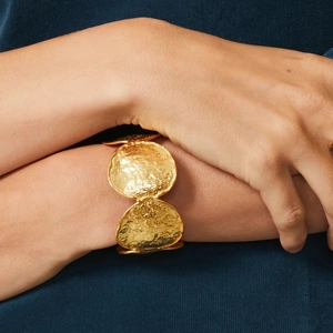 Dettaglio del bracciale rigido in acciaio inossidabile dorato 18K con trama martellata