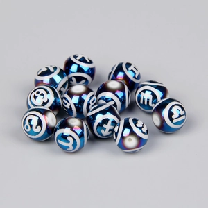 Macro di perline in vetro blu dello zodiaco con simboli di costellazioni e finitura lucida