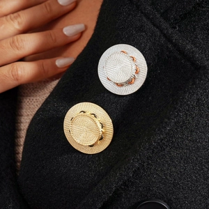Vintage Boater Hat Shape Brooch Pin Alloy Metal Woven Texture Leather Chain Detail Elegant Fashion Jewelry For Women