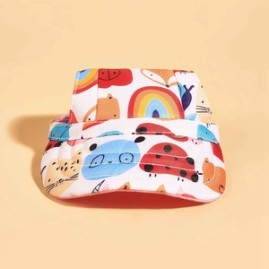 Dettaglio del cappello da sole per animali con stampe a cartoni e fori per le orecchie