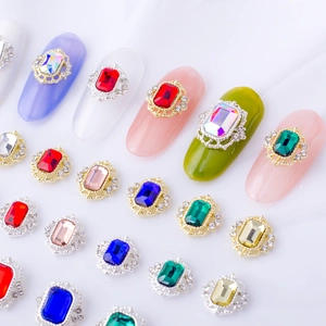 Makroansicht bunter achteckiger Nagelsteine mit Goldrand auf lila Nailart-Design