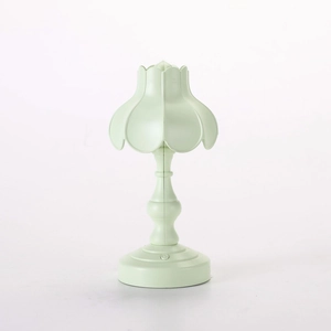 Dettaglio della mini lampada da tavolo retrò verde menta con paralume a petalo e tasto touch