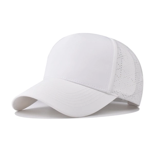 Berretto da baseball bianco traspirante con fori di ventilazione e tessuto ad asciugatura rapida