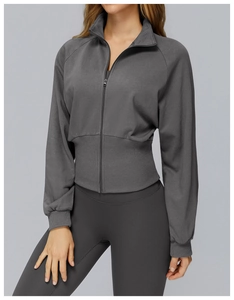 Detail der gerippten Bündchen und Saum an einem grauen Stehkragen-Sweatshirt für Damen