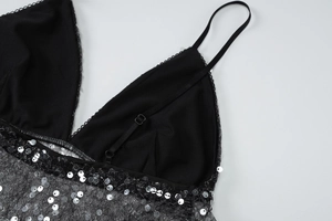 Detail der schwarzen Pailletten und Träger am sexy Mesh Crop-Top-Camisole für Damen