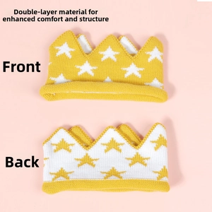 Détail du bandeau couronne en tricot jaune pour bébés avec motif d'étoile blanche douce