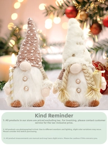 Dettaglio di gnomi natalizi in peluche con luci LED e decorazioni festive