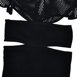 Détail du tissu en maille noire ajourée et empiècement résille sur ce combishort