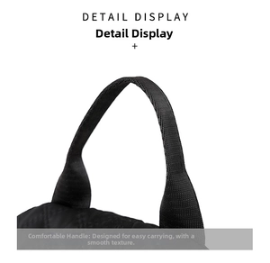 Primer plano del asa superior de nailon negro en una mochila acolchada informal