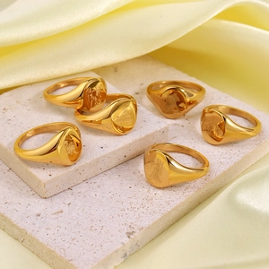 Bagues chevalières dorées en acier inoxydable avec signes du zodiaque sur soie beige