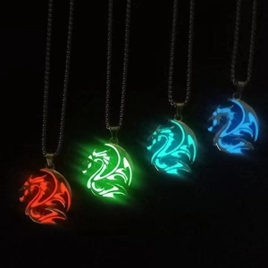 Colliers pendentifs totem dragon rétro lumineux en rouge vert bleu sarcelle et bleu