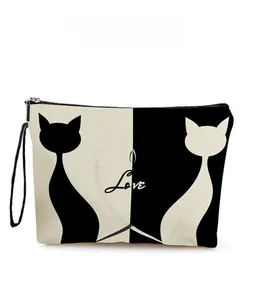 Gros plan sur la texture de la toile et le motif de chat noir de la trousse maquillage